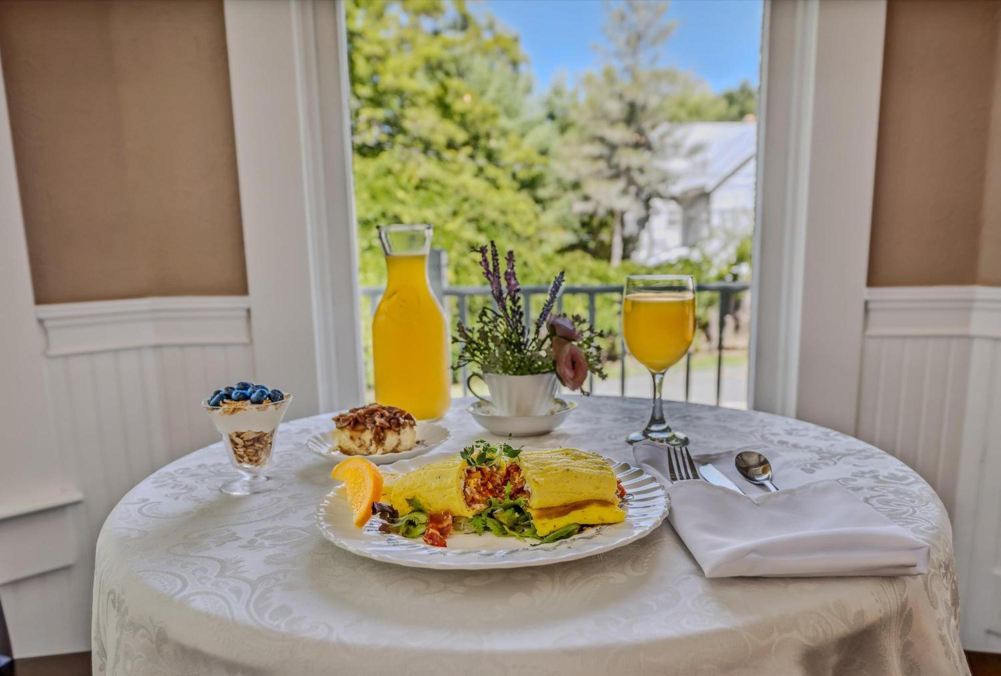 The Grand Castalian Inn Bed And Breakfast Беркли-Спрингс Экстерьер фото